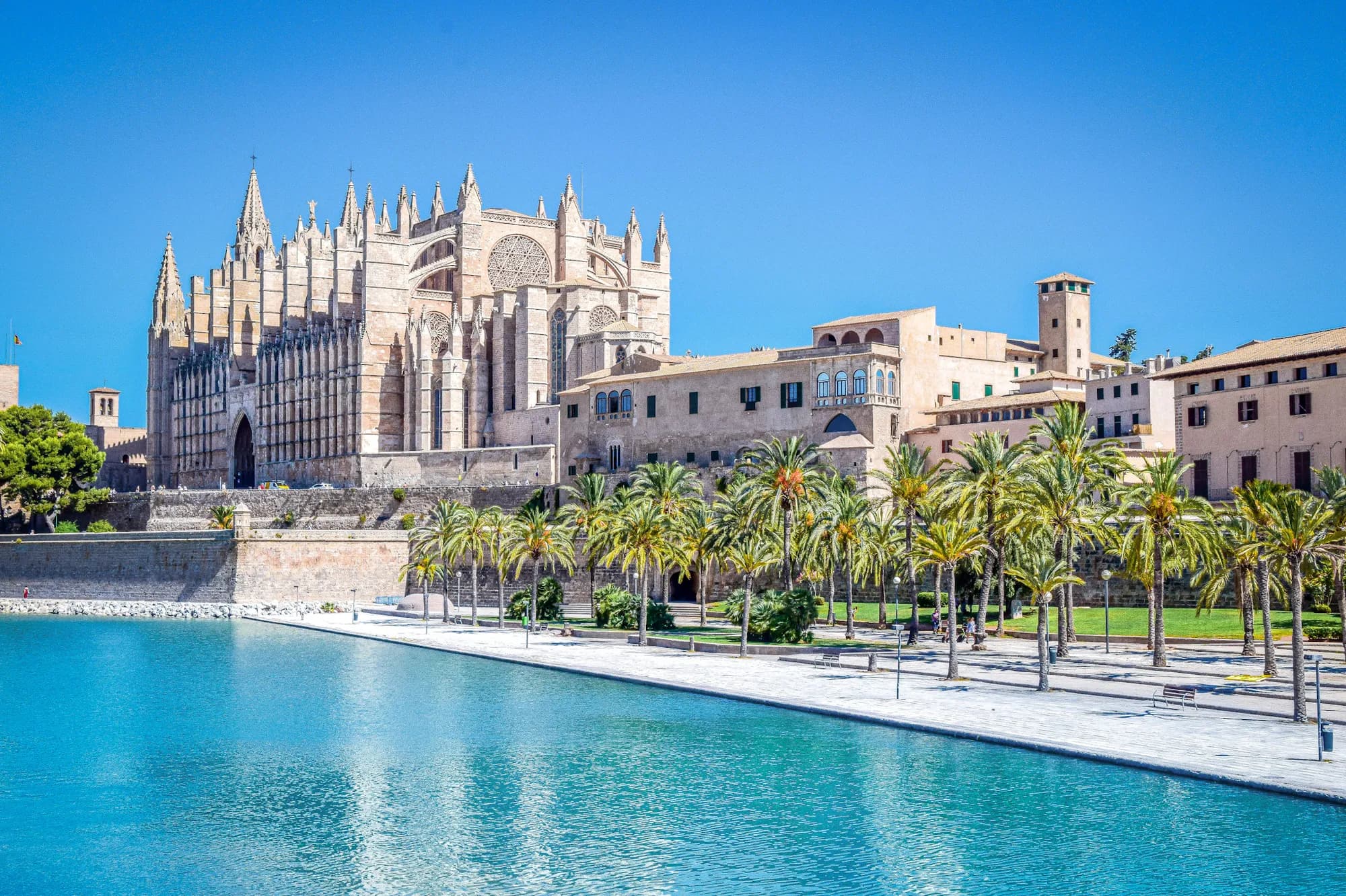 Familia alemana paseando por el casco antiguo de Palma de Mallorca tras mudarse a España